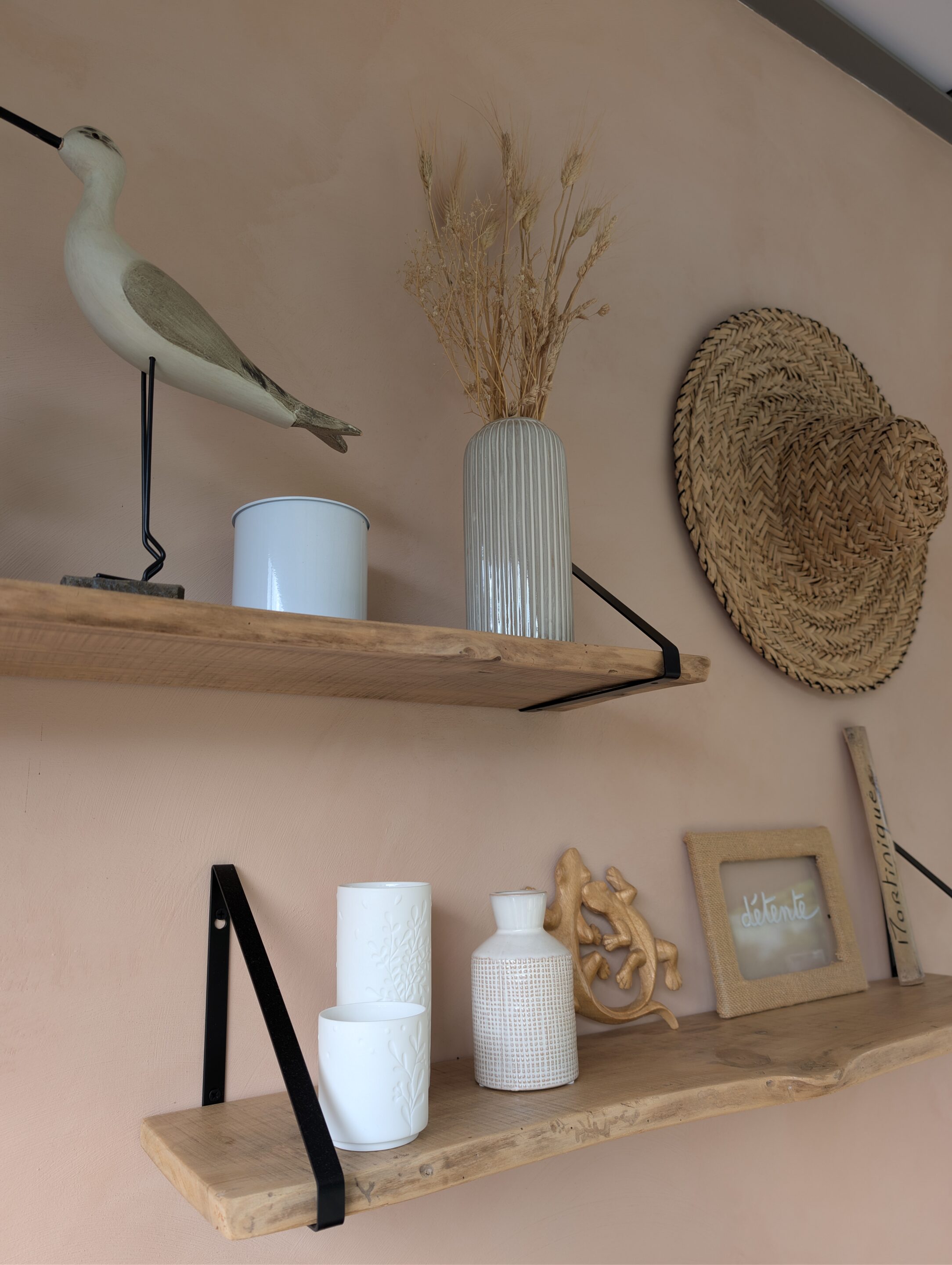 Chambre parentale décorée et aménagée dans des tons poudrés avec papier peint panoramique et mobilier en bois
