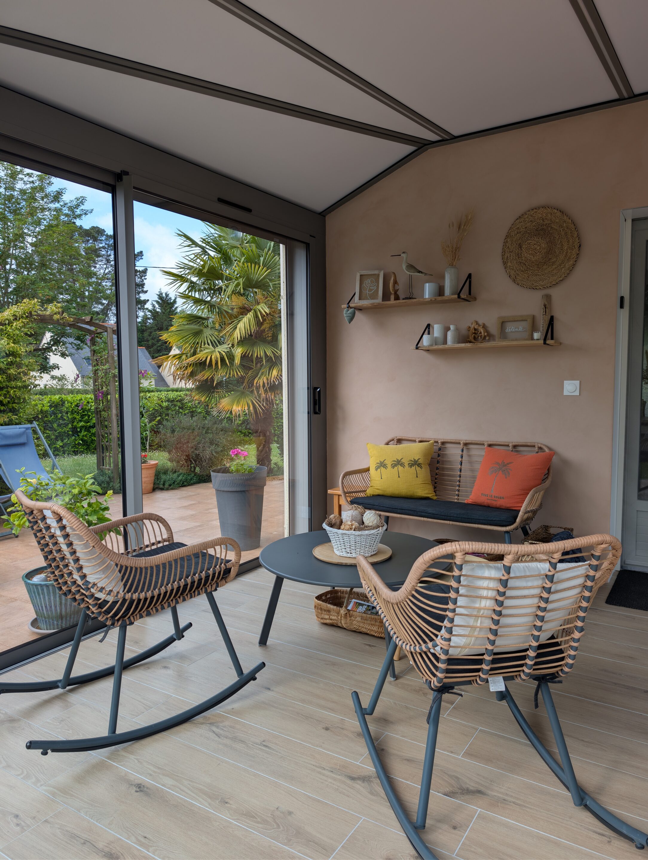 Coin repas rénové avec verrière en bois sur mesure, banquette intégrée et optimisation de l'espace