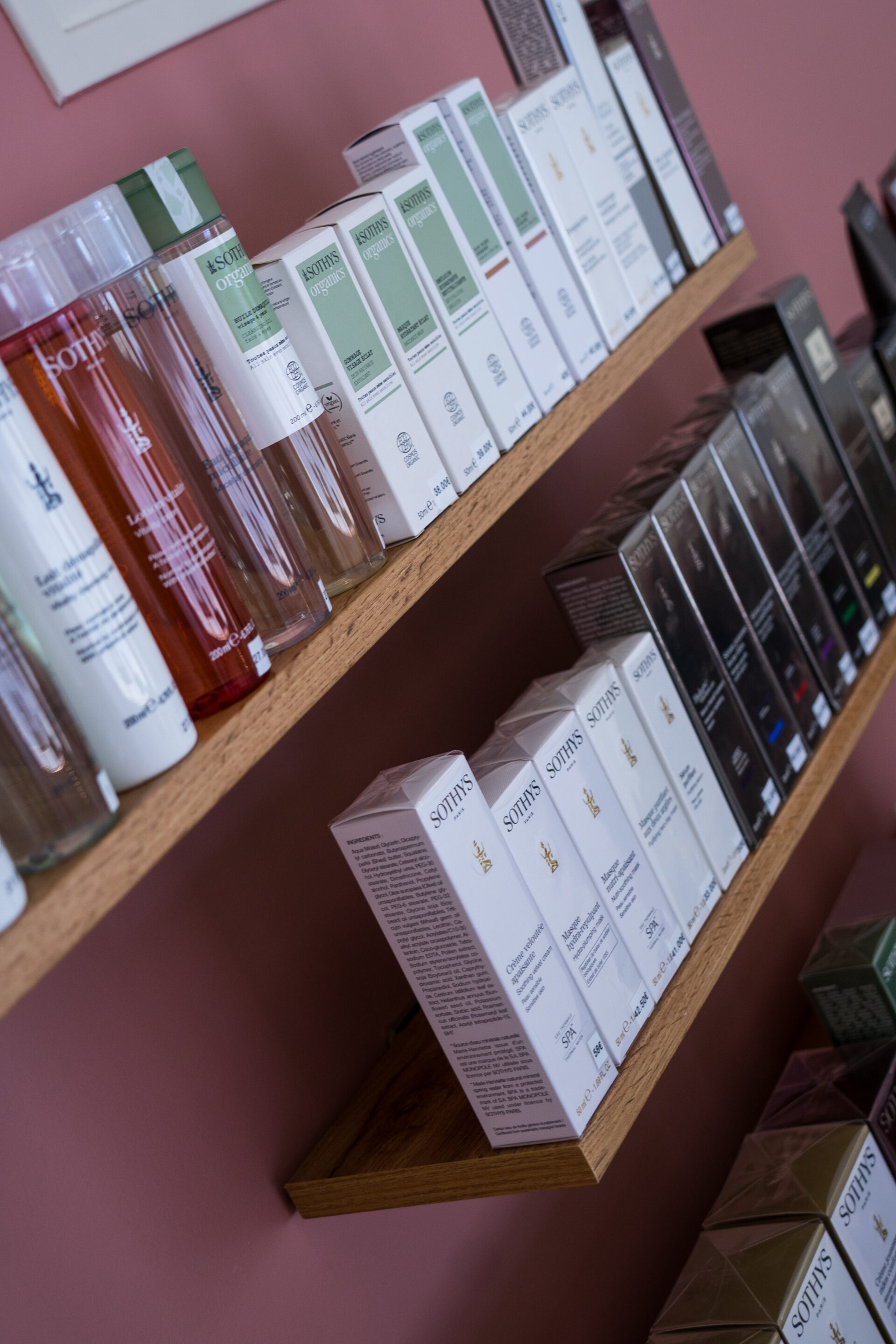 espace-vente-institut-beaute-nort-sur-erdre Chambre parentale décorée et aménagée dans des tons poudrés avec papier peint panoramique et mobilier en bois